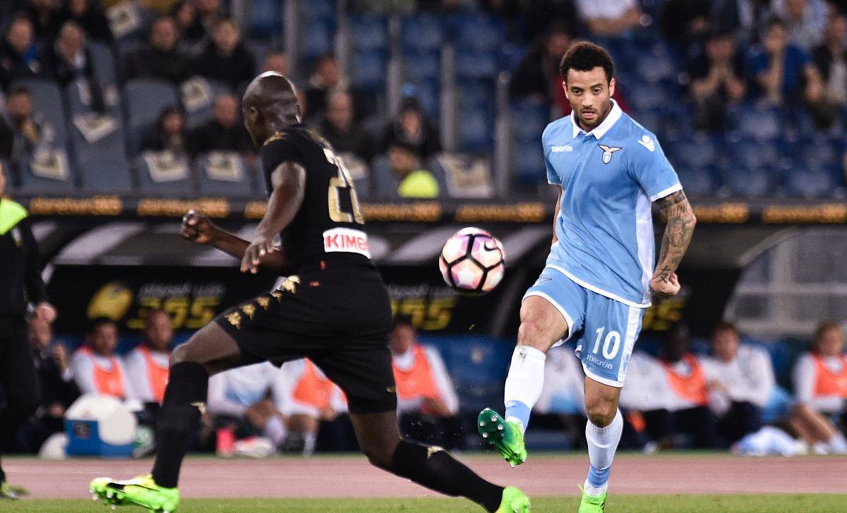 里昂主场惨败,球迷愤怒涌入球场抗议 里昂主场惨败,球迷愤怒涌入球场抗议